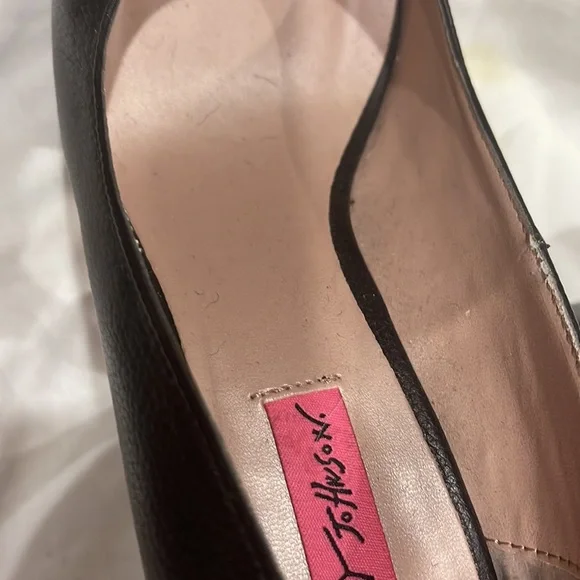 Barely used beautiful Betsy Johnson pump with red underneath, classy - Picture 2 of 4